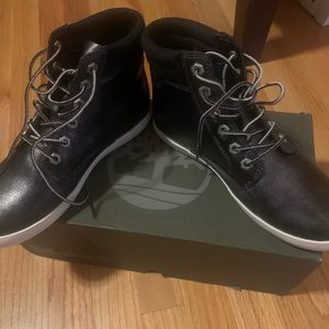 Brand NEW women’s Timberland Sneaker- Size 7
